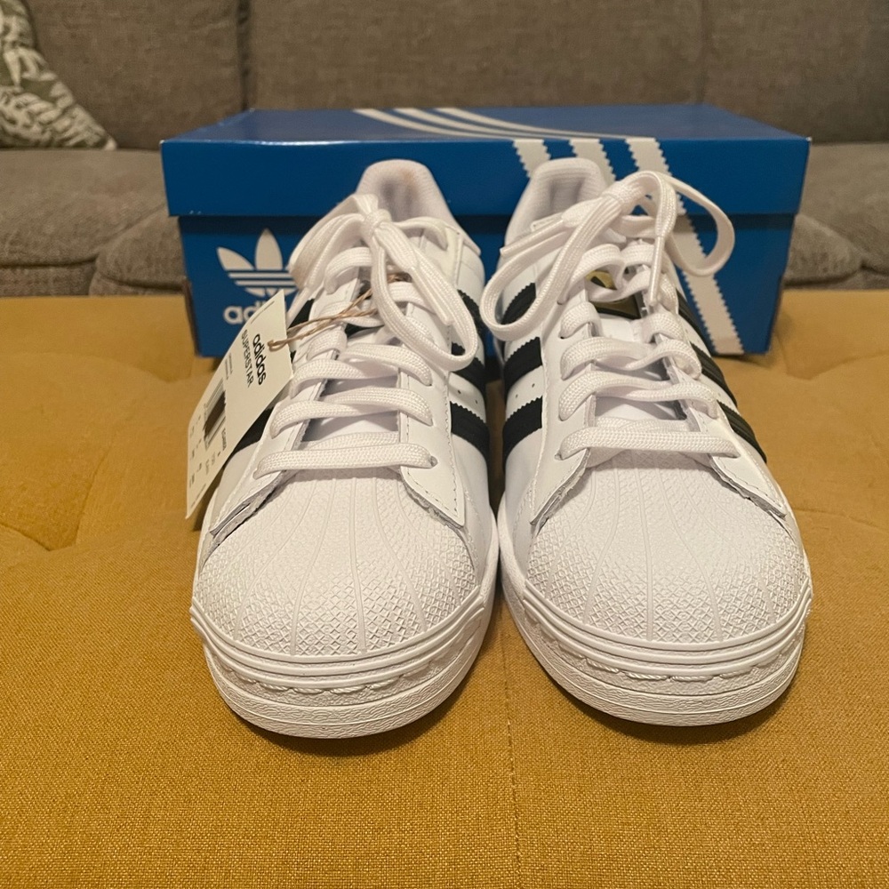 Adidas Original Men’s Super-Star Sneaker Size 8.5 S0064.35